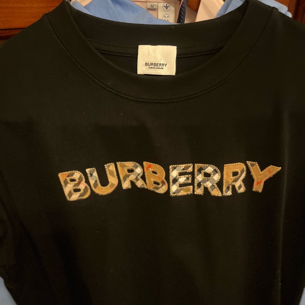 Authentic like new Burberry Black Tee-medium. Item has been dry cleaned. Made 🇮🇹